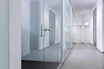 Static glass partition walls